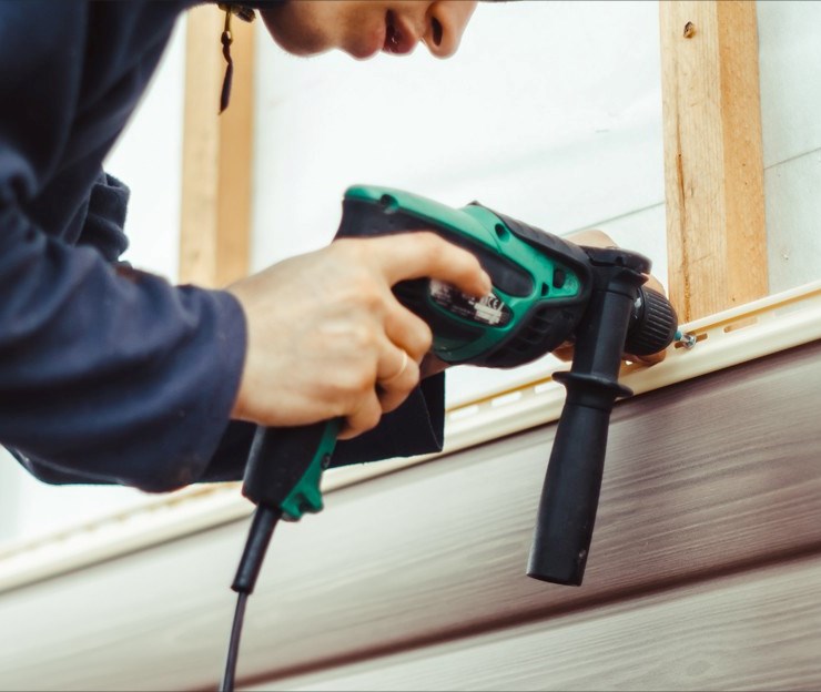 Siding repair contractor